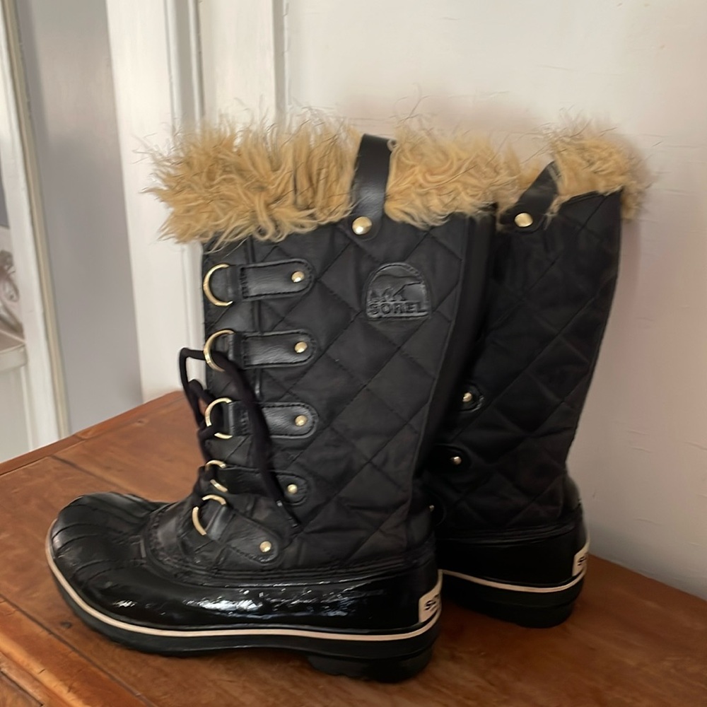 Bran new sorel boots. Black with fur trim. Women’s size 8.